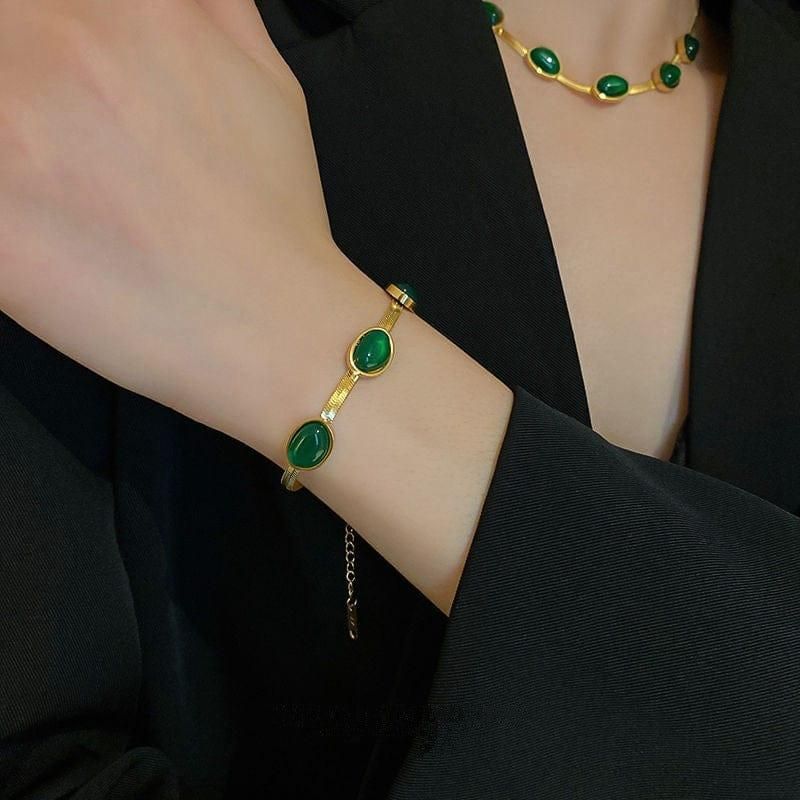 VaibhavCrysta™️ Oval Green Crystal Pendant Necklace Set With🔥Free Bracelet Only For Today🔥